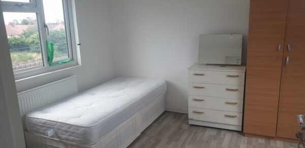 One Double Room - Sheppey Road, Dagenham RM9